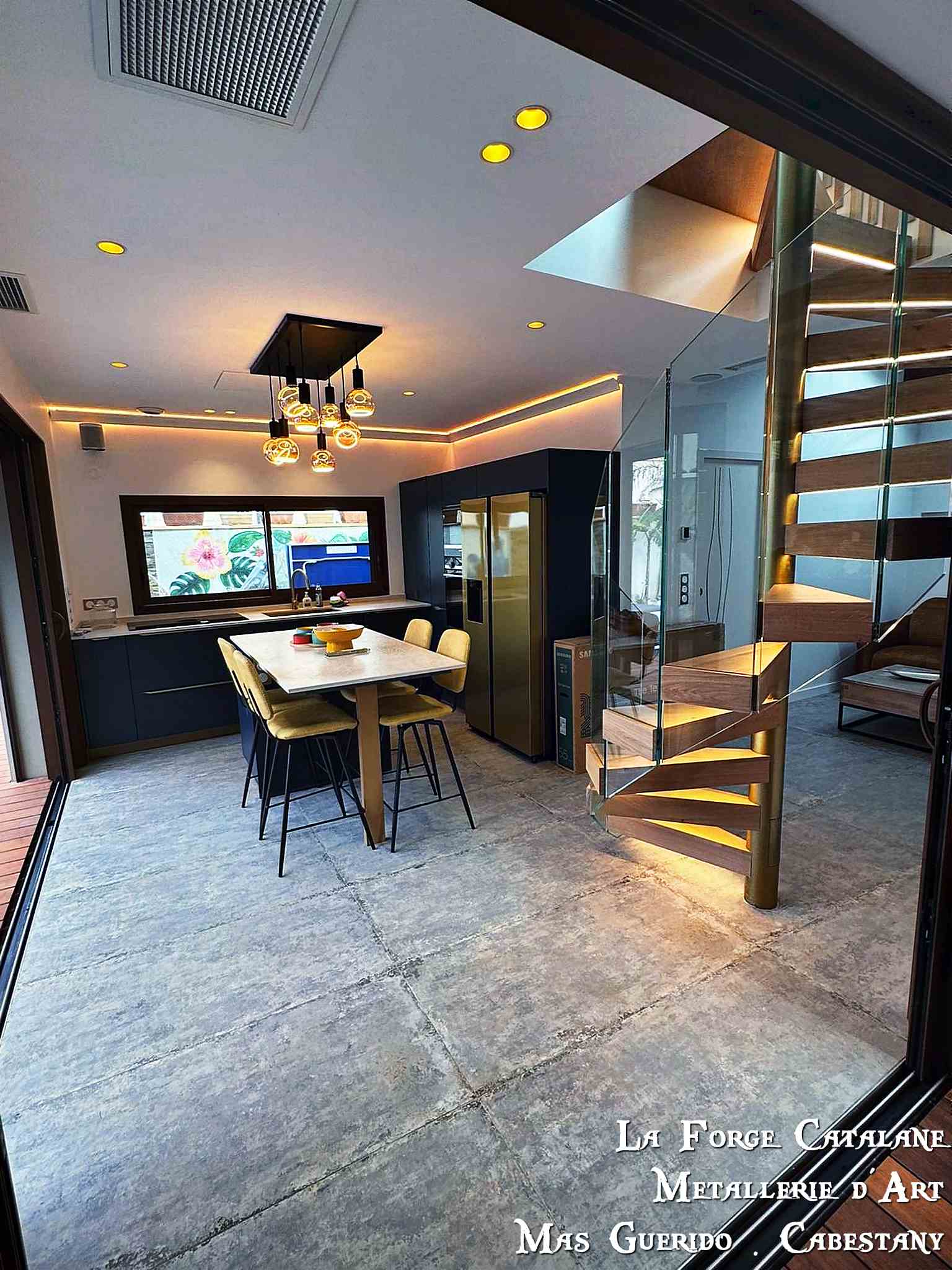 escalier colimacon avec marches bois led rampant en verre forge catalane 1.jpg